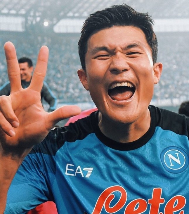 나폴리 팬들, 김민재 복귀 강력하게 원하는 중.