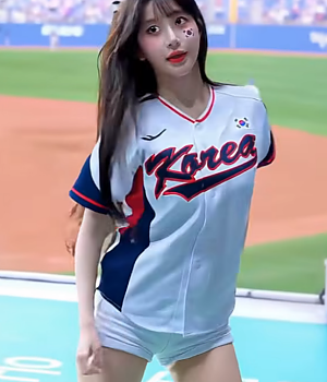 엉덩이 움직임이 매우 매력적으로 만든다