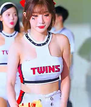 이주은은 다리에 부상을 입었고 목소리가 감기 걸린 것처럼 들려요