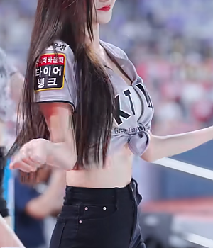 아웃송하다 심판 따라하는 김해리 치어리더