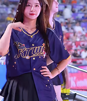 시크한 표정에서 매혹적인 미소엔딩  Hold up 아웃송 김정원