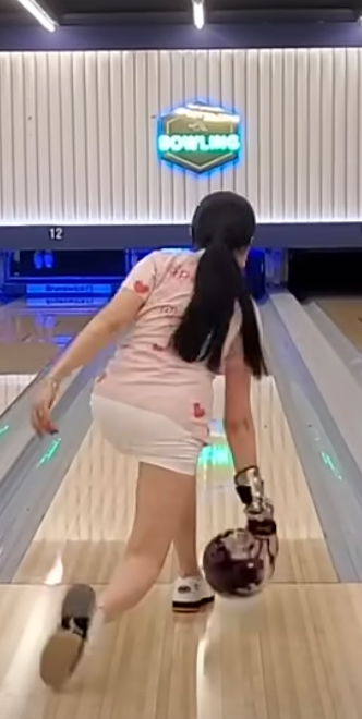 볼링치는여자 볼링공 피라미드 슈퍼문루나