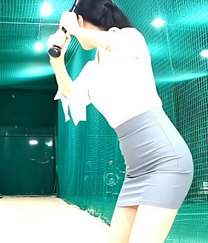 너클볼을 완벽한 타이밍에 쳐내는 배팅녀